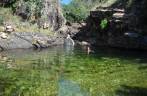 Refrescando-se no poço de águas esverdeadas da Cachoeira do Paraíso, em Natividade - TO